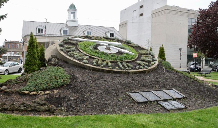 Washington Park lacking its beautiful features--The famed floral clock in Sandusky’s Washington Park